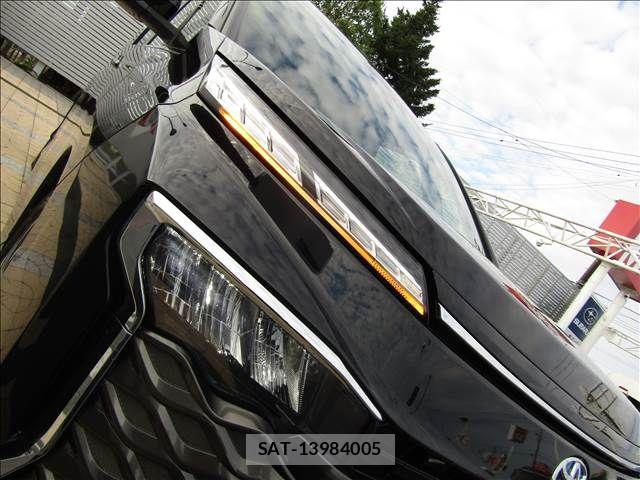 Toyota VOXY HYBRID 2023-05 8102645-12