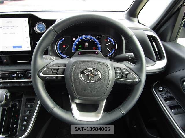 Toyota VOXY HYBRID 2023-05 8102645-16