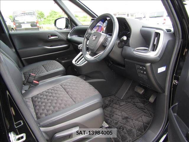 Toyota VOXY HYBRID 2023-05 8102645-24