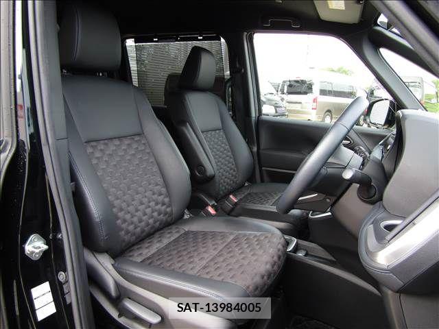 Toyota VOXY HYBRID 2023-05 8102645-25