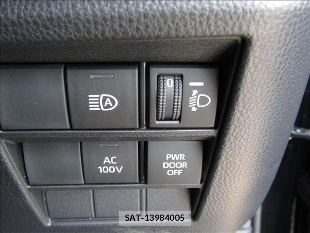 Toyota VOXY HYBRID 2023-05 8102645-26