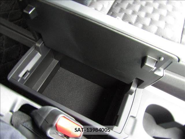 Toyota VOXY HYBRID 2023-05 8102645-29