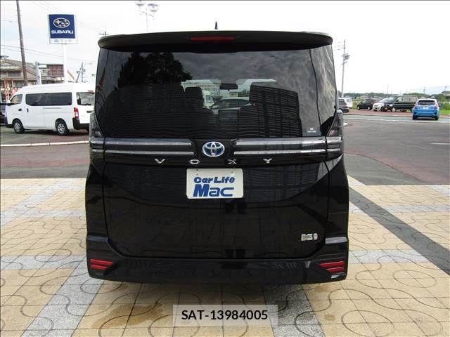Toyota VOXY HYBRID 2023-05 8102645-5