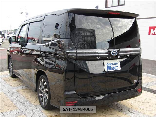 Toyota VOXY HYBRID 2023-05 8102645-6