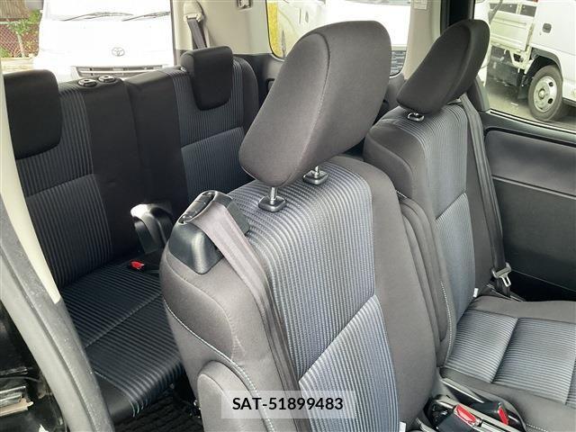 Toyota VOXY HYBRID 2016-05 8102680-18