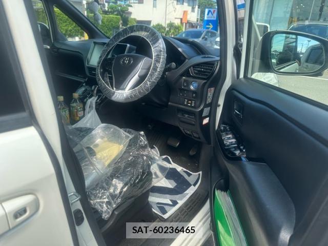 Toyota VOXY HYBRID 2017-10 8102682-10