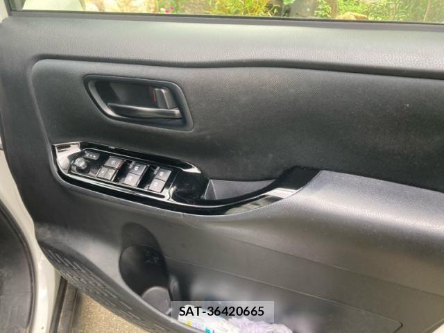 Toyota VOXY HYBRID 2017-09 8102681-17