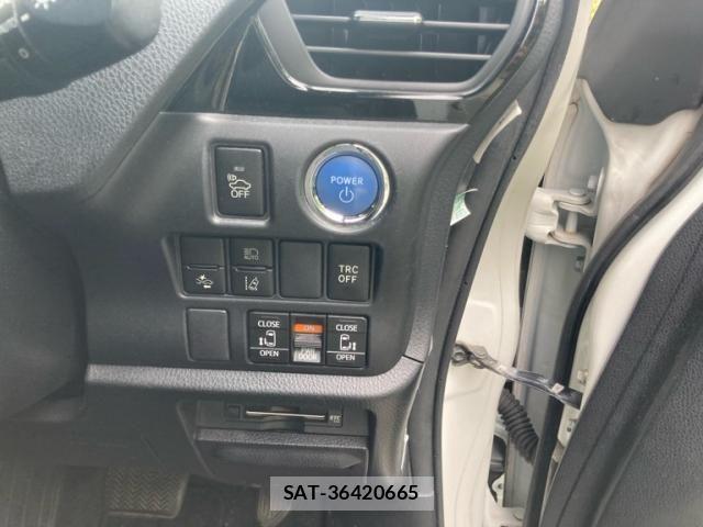 Toyota VOXY HYBRID 2017-09 8102681-18