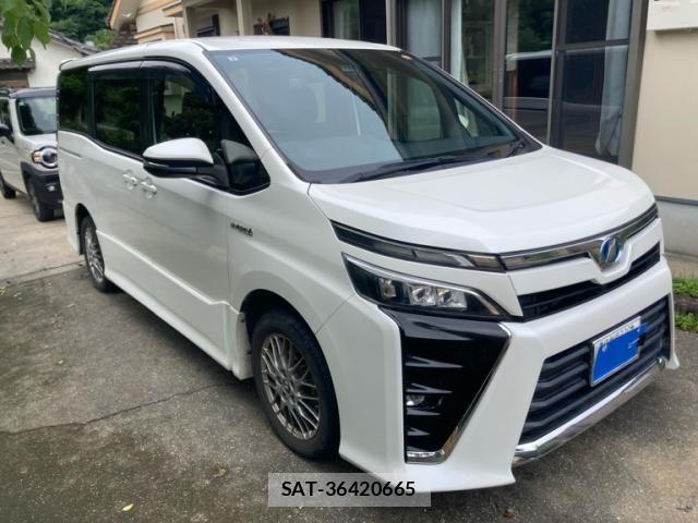 Toyota VOXY HYBRID 2017-09 8102681-1