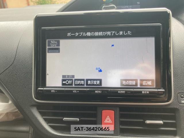 Toyota VOXY HYBRID 2017-09 8102681-22