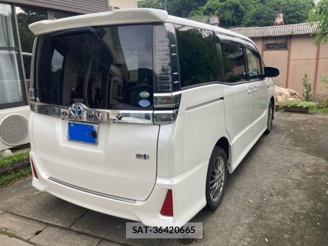 Toyota VOXY HYBRID 2017-09 8102681-2