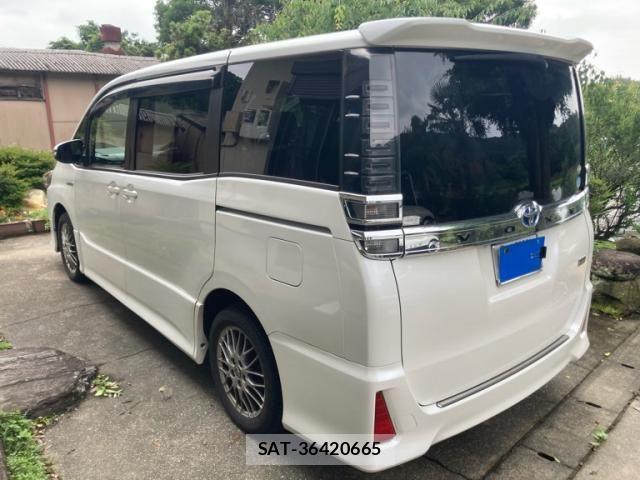 Toyota VOXY HYBRID 2017-09 8102681-3