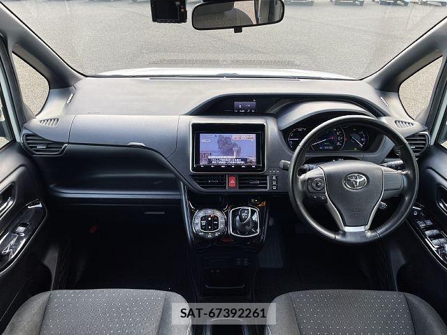 Toyota VOXY HYBRID 2019-02 8102674-1