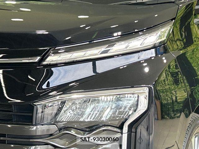 Toyota VOXY HYBRID 2023-07 8102658-9