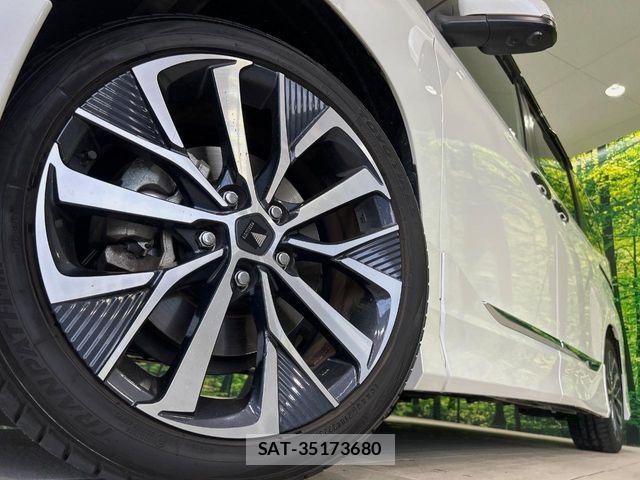 Toyota VOXY HYBRID 2023-10 8102646-11