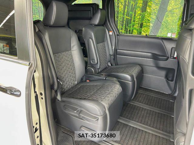 Toyota VOXY HYBRID 2023-10 8102646-8
