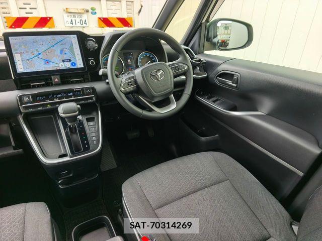 Toyota VOXY HYBRID 2023-10 8102650-9