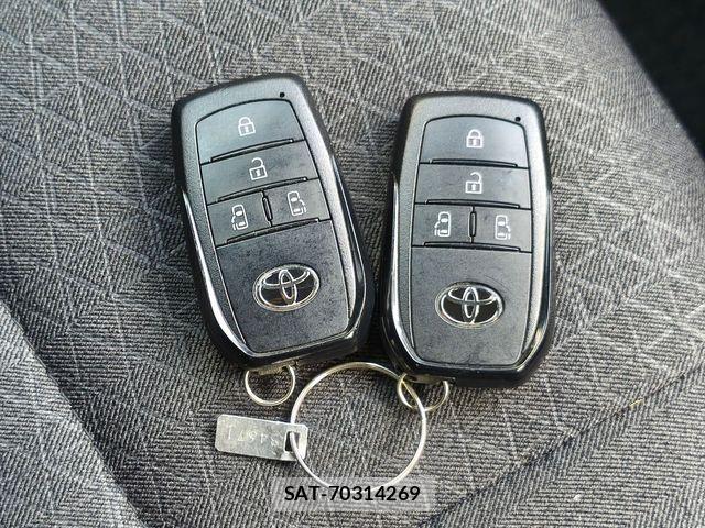 Toyota VOXY HYBRID 2023-10 8102650-25