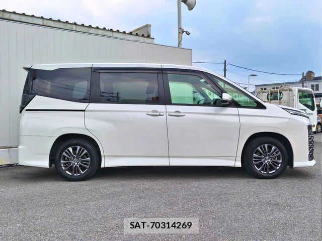 Toyota VOXY HYBRID 2023-10 8102650-26