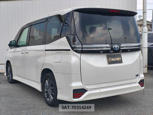 Toyota VOXY HYBRID 2023-10 8102650-2