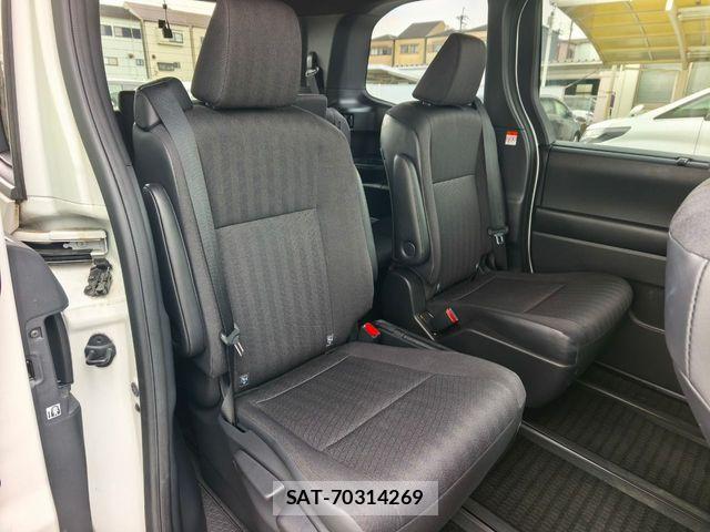 Toyota VOXY HYBRID 2023-10 8102650-4