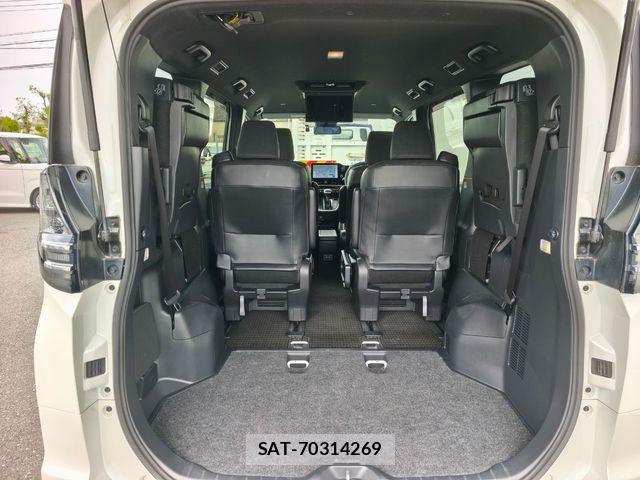 Toyota VOXY HYBRID 2023-10 8102650-7
