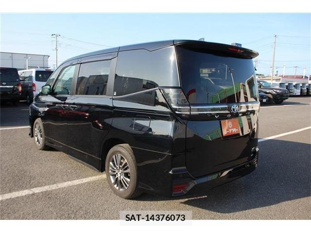 Toyota VOXY HYBRID 2023-11 8102662-11