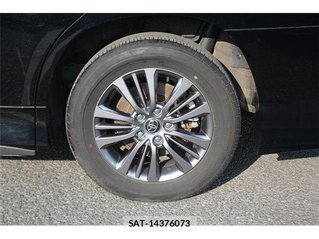 Toyota VOXY HYBRID 2023-11 8102662-17