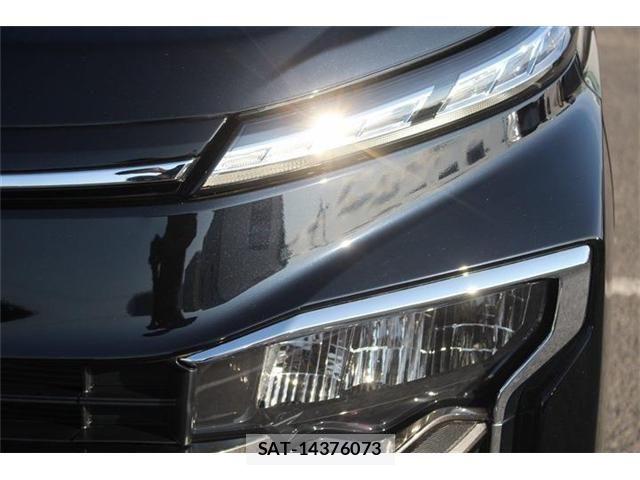 Toyota VOXY HYBRID 2023-11 8102662-18