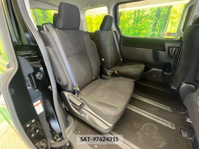Toyota VOXY HYBRID 2016-03 8102677-9