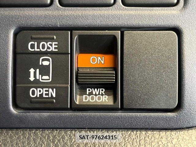 Toyota VOXY HYBRID 2016-03 8102677-4