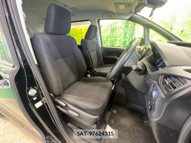 Toyota VOXY HYBRID 2016-03 8102677-8