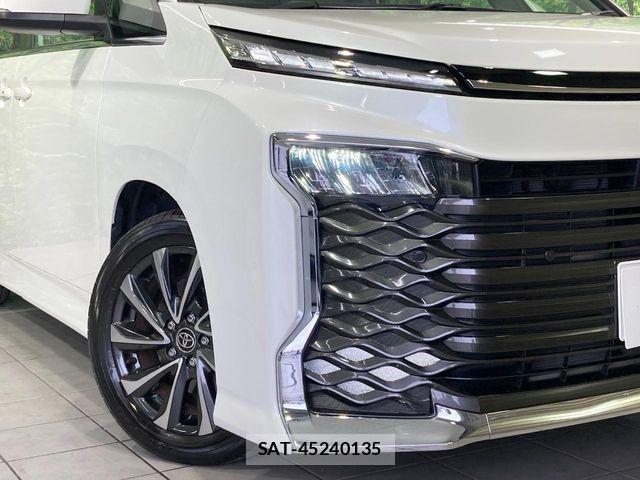 Toyota VOXY HYBRID 2023-08 8102649-12