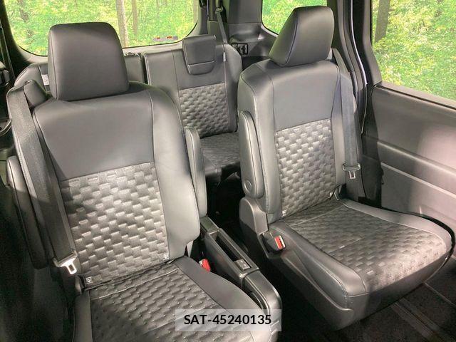 Toyota VOXY HYBRID 2023-08 8102649-8