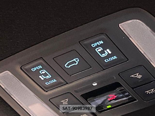 Toyota VOXY HYBRID 2026-03 8102642-5