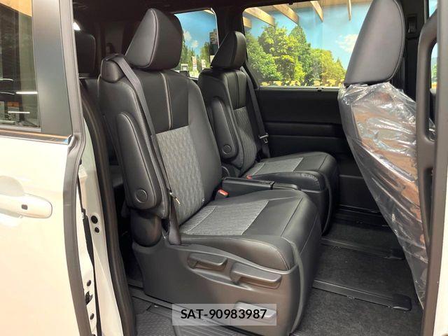 Toyota VOXY HYBRID 2026-03 8102642-8
