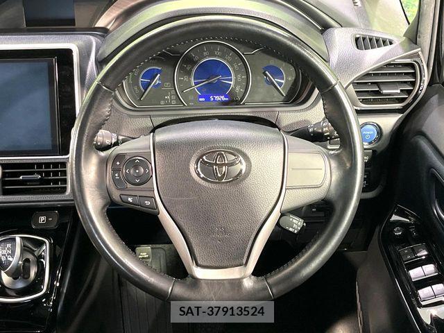 Toyota VOXY HYBRID 2017-11 8132971-11