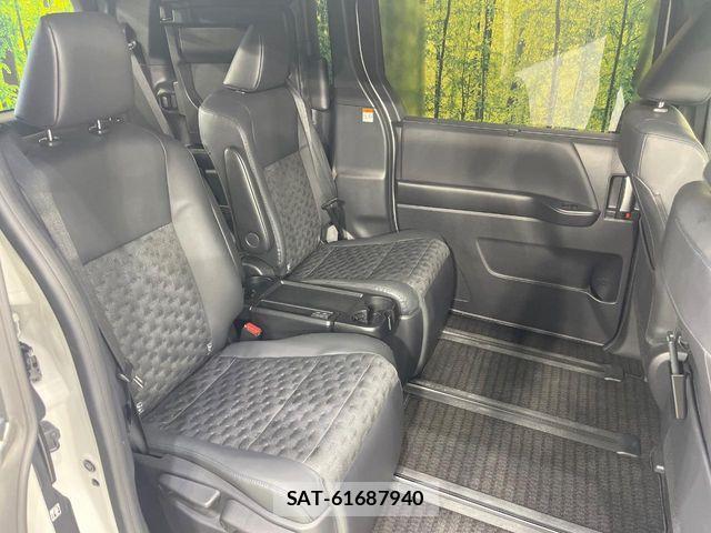 Toyota VOXY HYBRID 2022-09 8132957-8