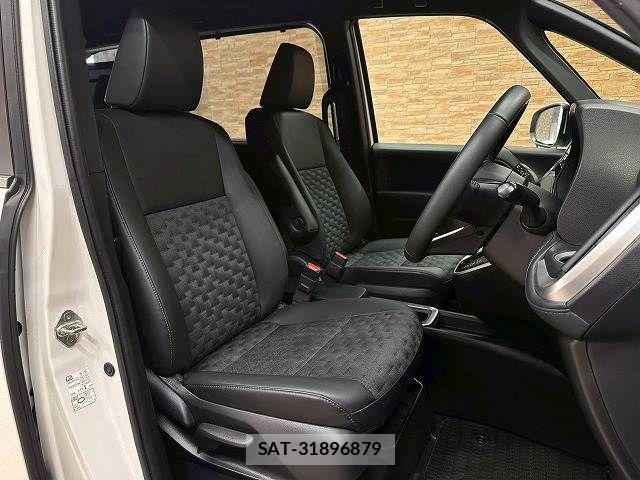 Toyota VOXY HYBRID 2024-07 8146993-4