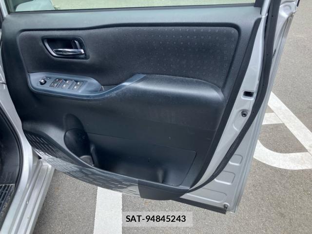 Toyota VOXY HYBRID 2015-08 8146998-5