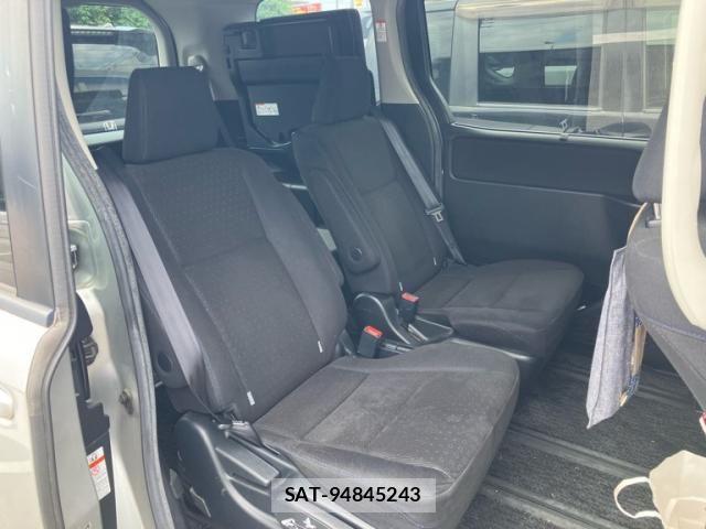 Toyota VOXY HYBRID 2015-08 8146998-7