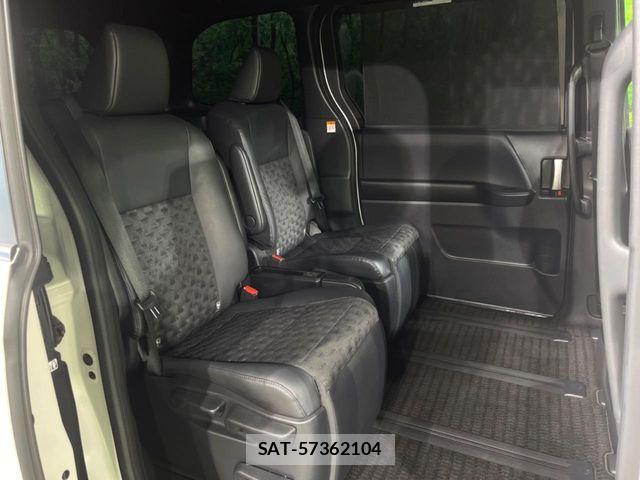 Toyota VOXY HYBRID 2023-12 8146989-8