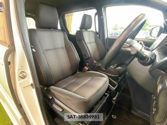 Toyota VOXY HYBRID 2017-10 8146996-9