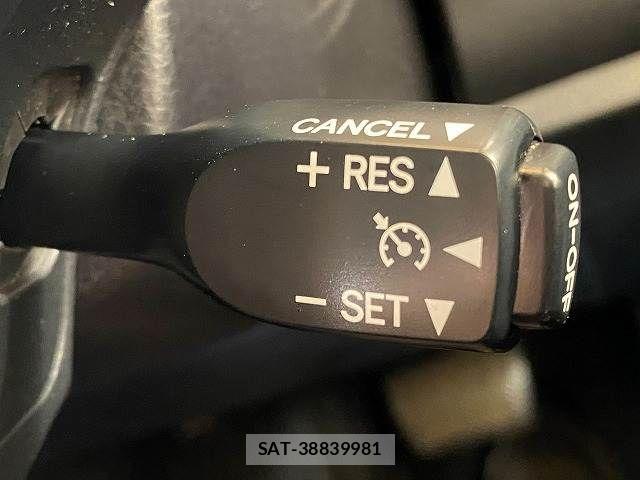 Toyota VOXY HYBRID 2017-10 8146996-5