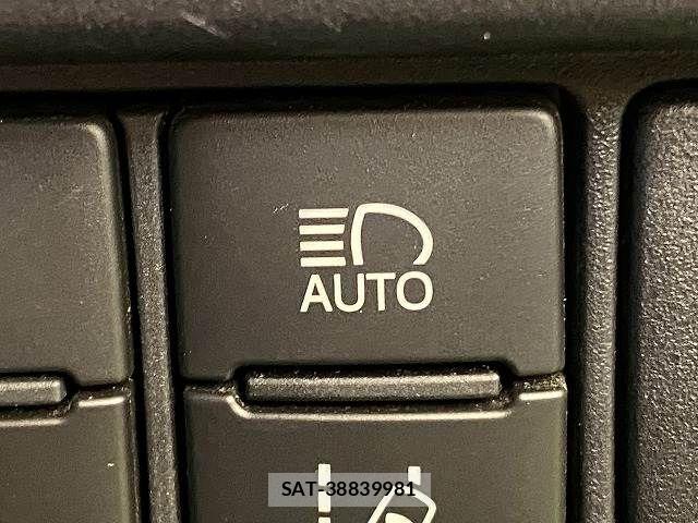 Toyota VOXY HYBRID 2017-10 8146996-7