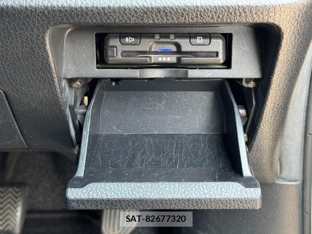 Toyota VOXY HYBRID 2019-07 8159513-26