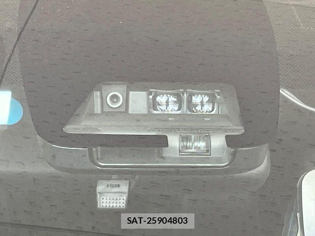 Toyota VOXY HYBRID 2021-10 8159512-3