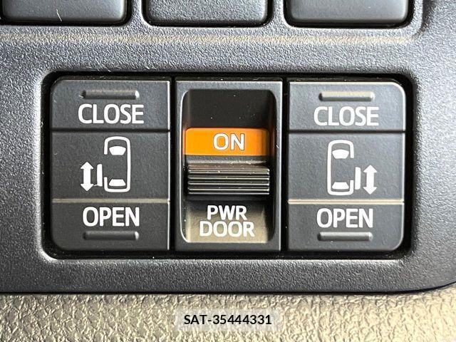 Toyota VOXY HYBRID 2020-01 8210992-5