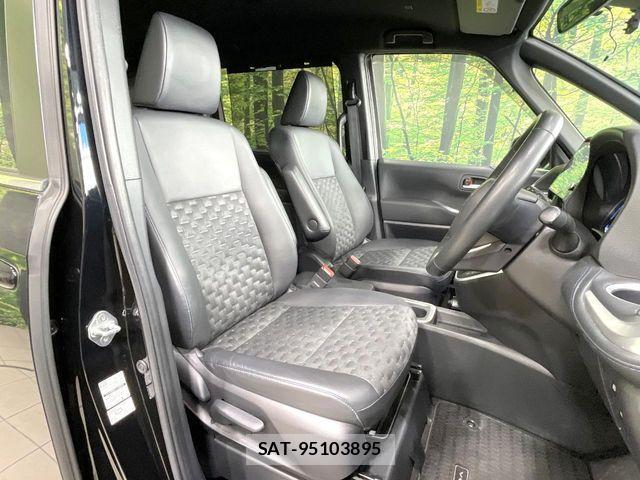 Toyota VOXY HYBRID 2023-03 8210987-7