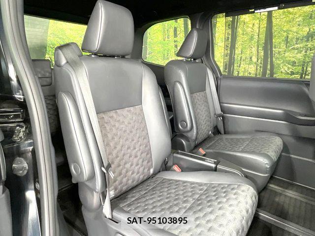 Toyota VOXY HYBRID 2023-03 8210987-8